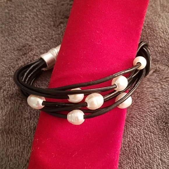 Origin black leather and pearl magnetic bracelet - Picture 1 of 5